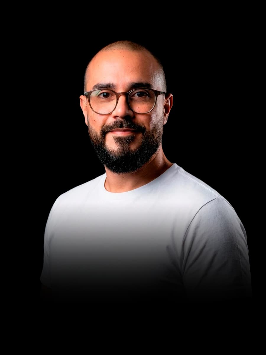 Retrato de César Aguilar, estratega digital y desarrollador